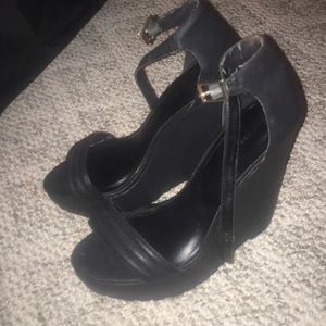 Black wedges